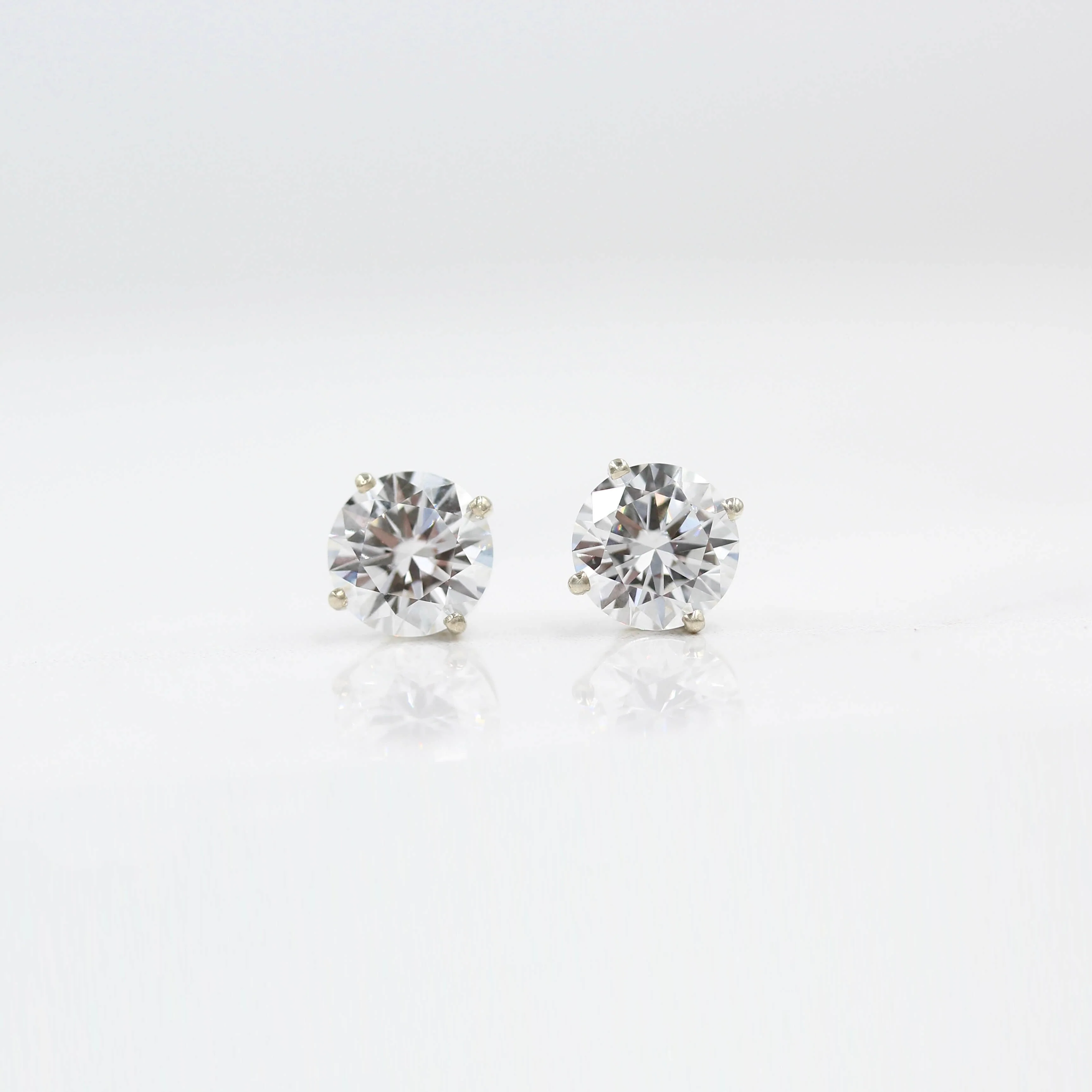 The Classic Stud Earrings in White Gold with Lab-Grown Diamond