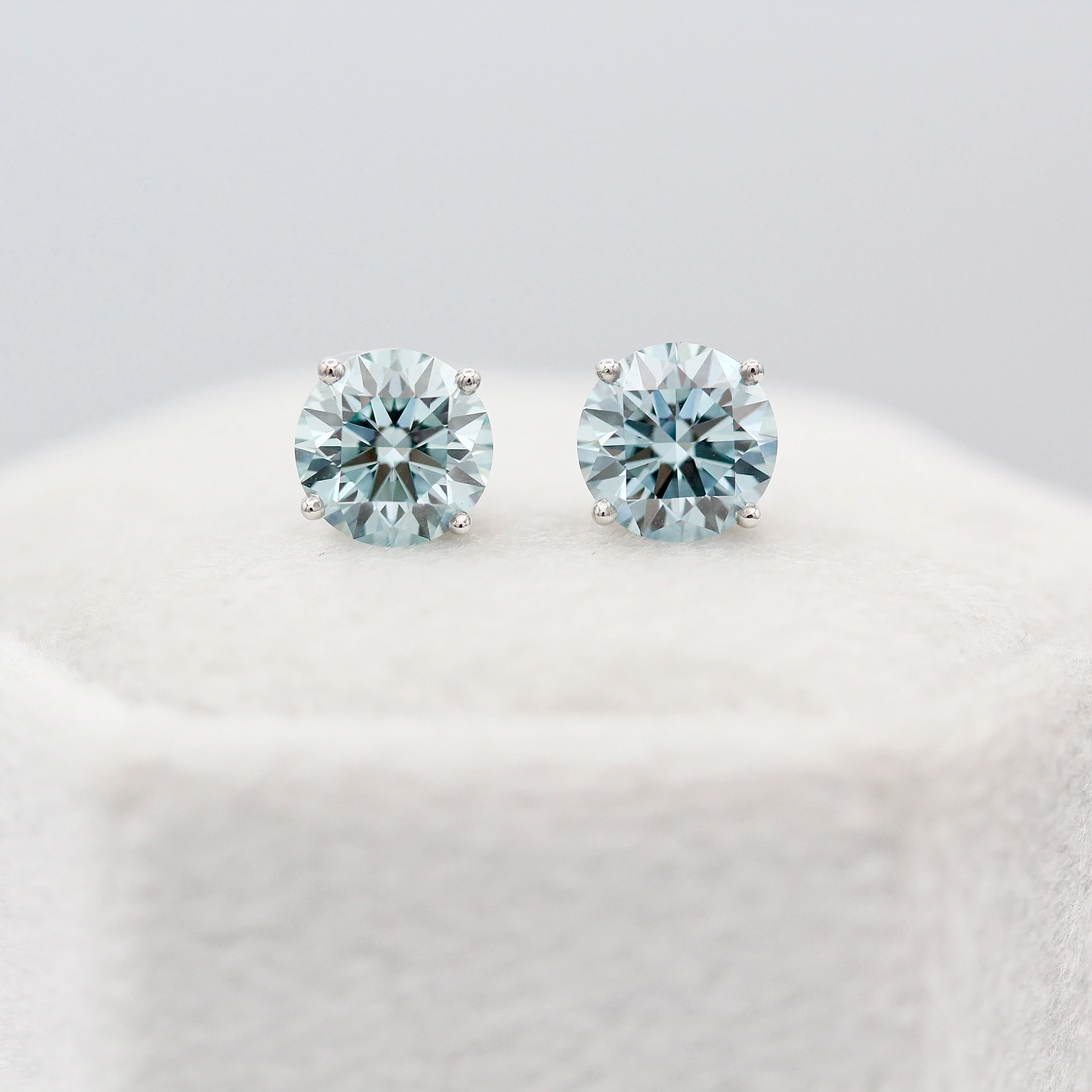 The Classic Stud Earrings in White Gold with 2.03ct Blue Lab-Grown Diamond - Image 5