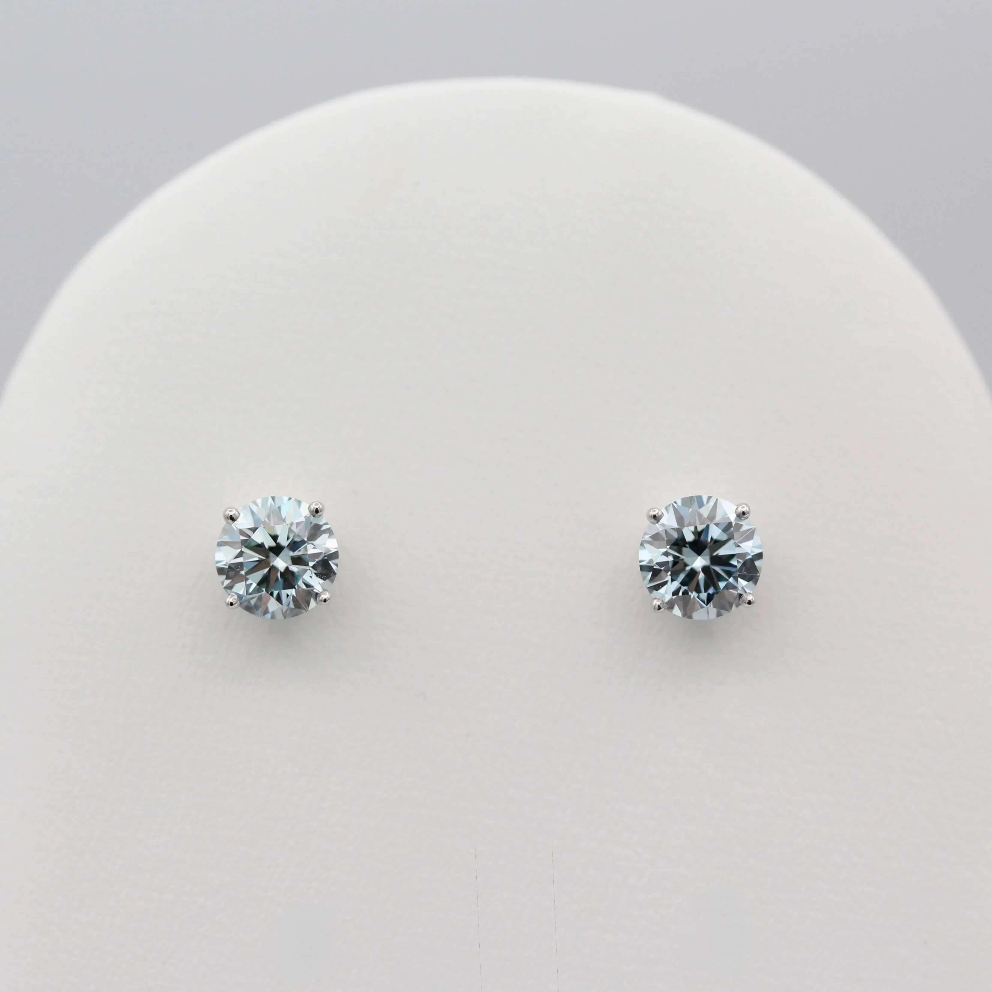 The Classic Stud Earrings in White Gold with 2.03ct Blue Lab-Grown Diamond - Image 6