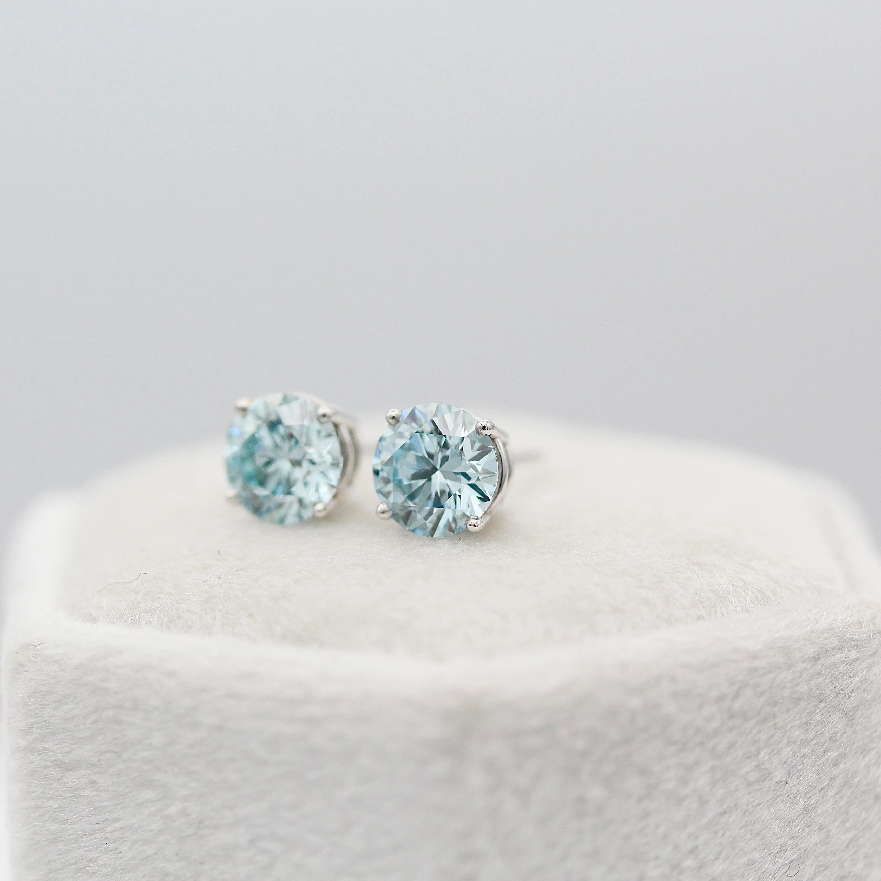 The Classic Stud Earrings in White Gold with 2.03ct Blue Lab-Grown Diamond - Image 7