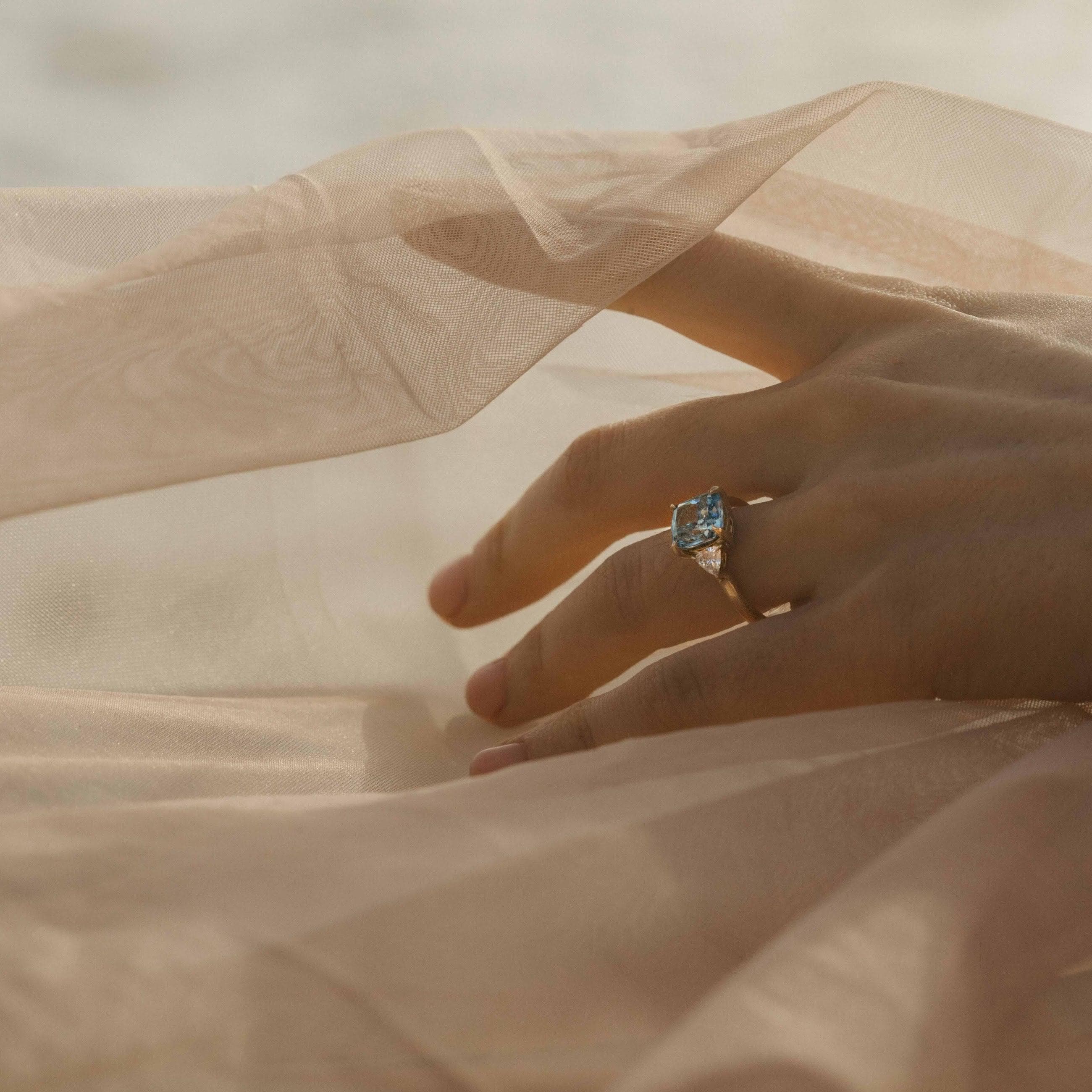 The Izzy Ring (Cushion) with 3.12ct Blue Lab-Grown Diamond in Yellow Gold - Image 3