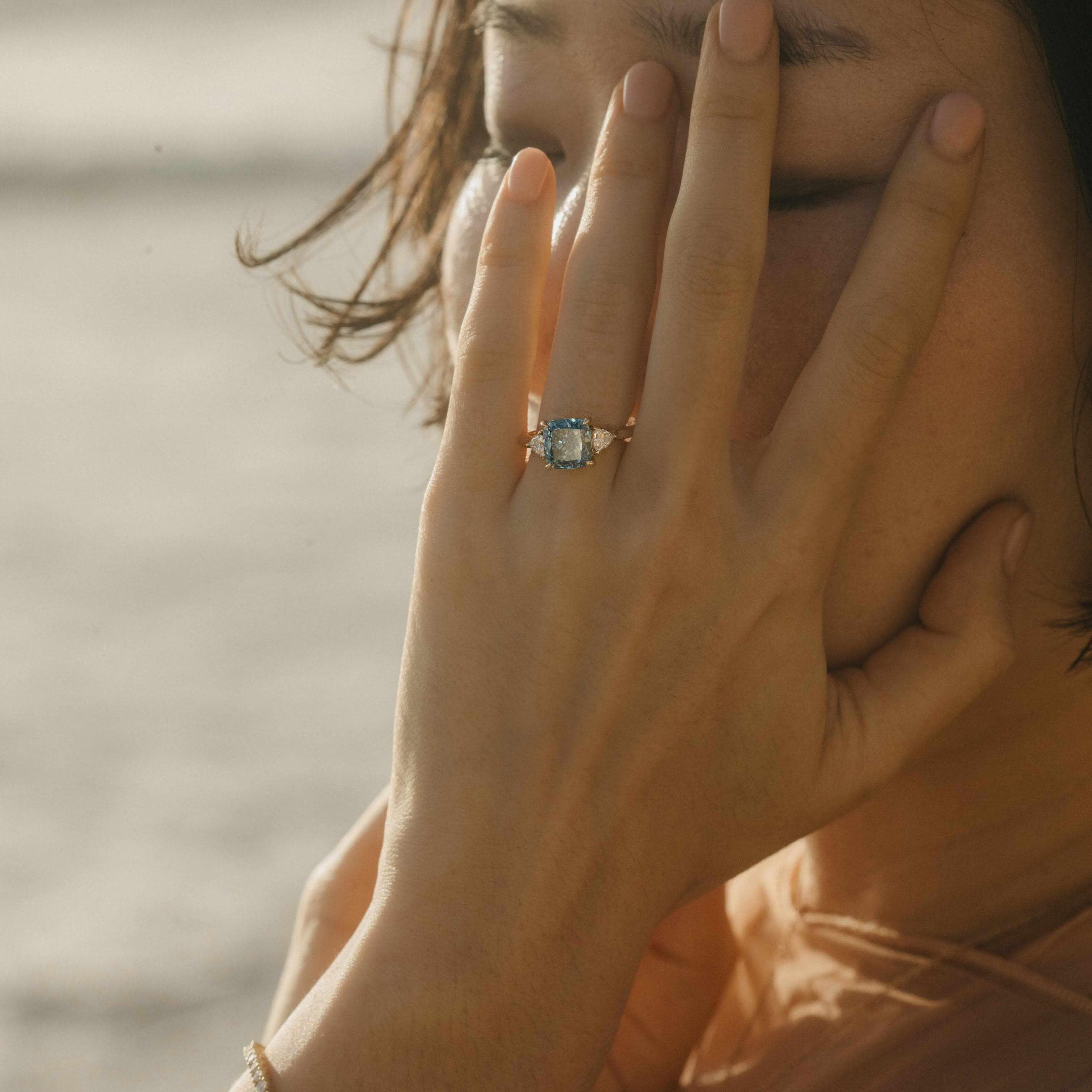 The Izzy Ring (Cushion) with 3.12ct Blue Lab-Grown Diamond in Yellow Gold - Image 4