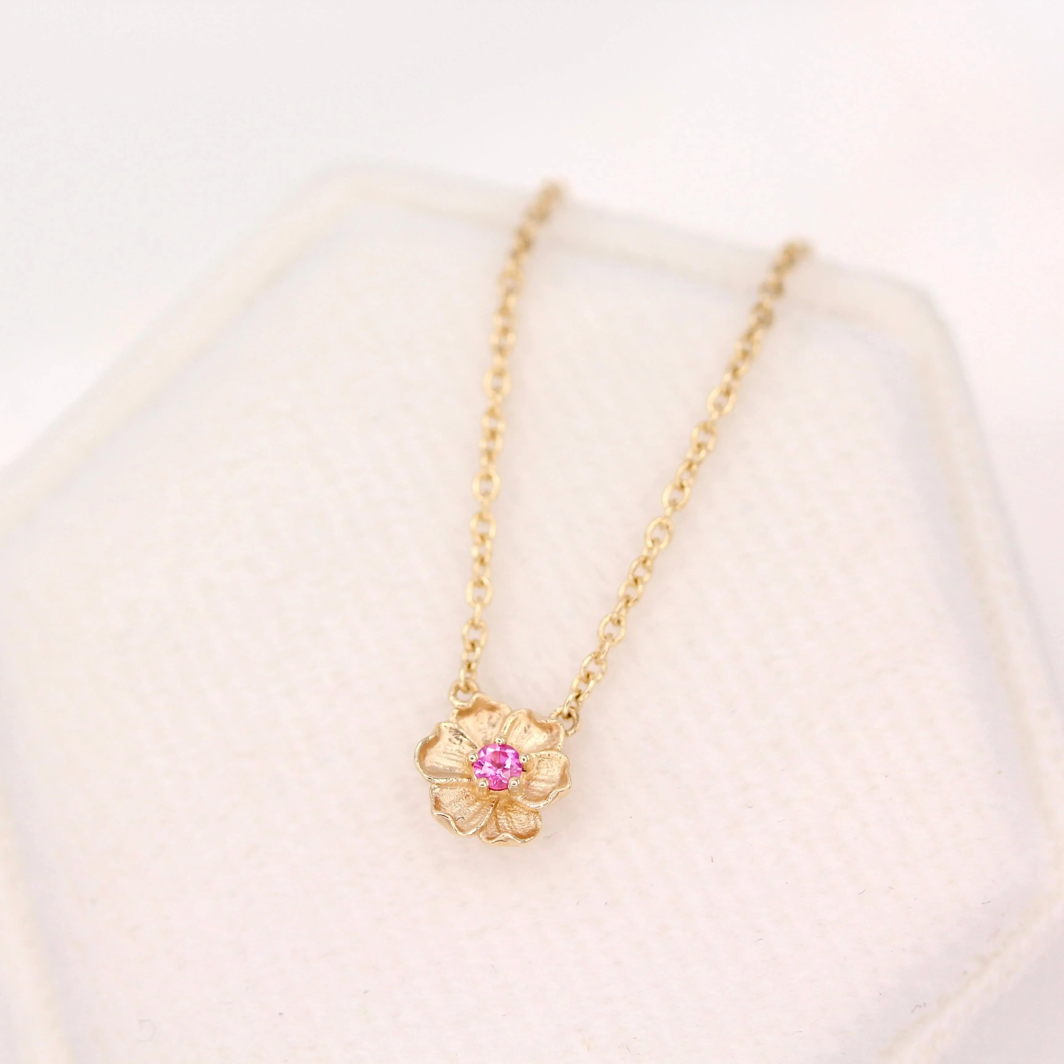 The January Poppy Birthstone Necklace with Padparadscha Sapphire in Yellow Gold - Image 3