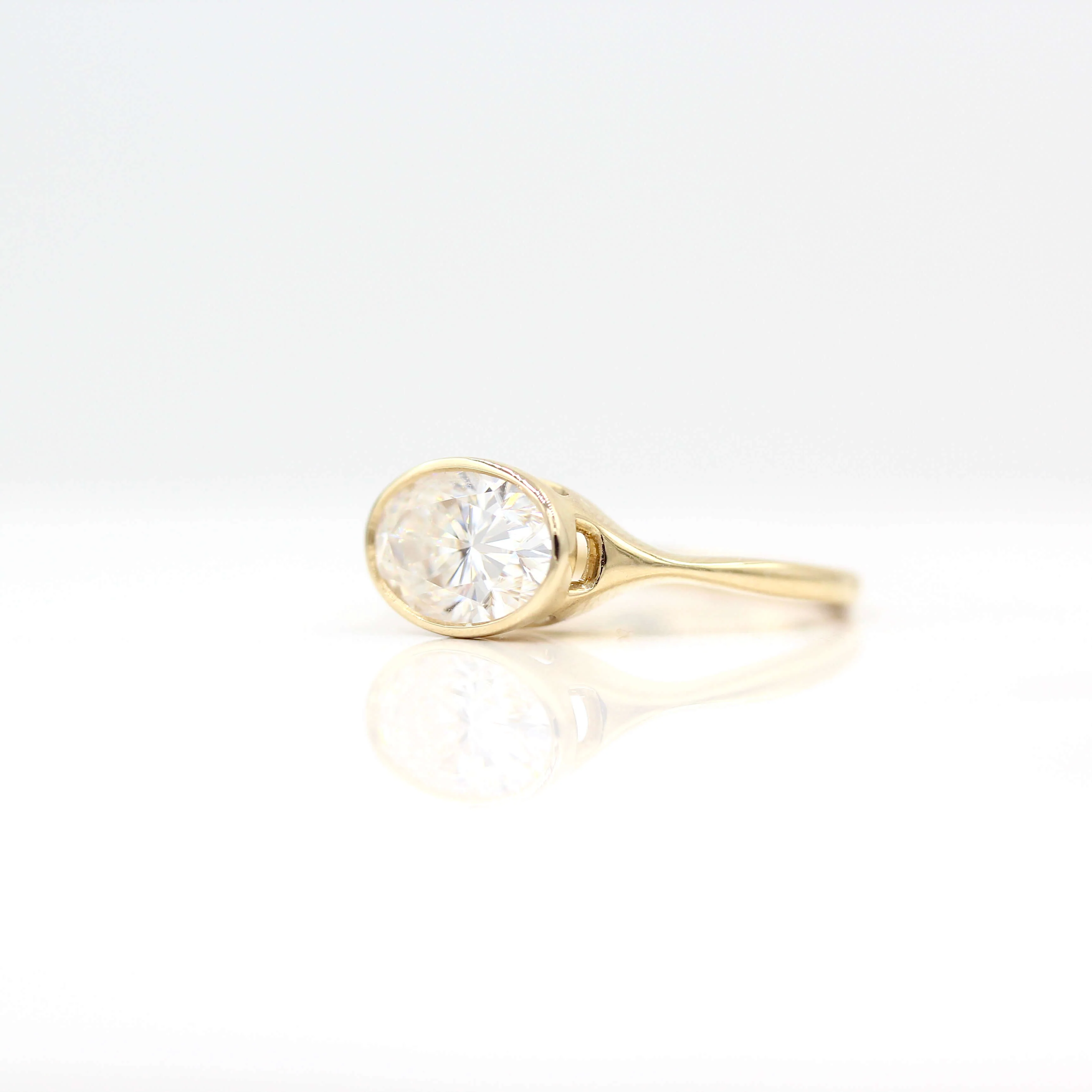 The Stevie Ring (East-West Oval) in Yellow Gold with 2ct Moissanite - Image 3