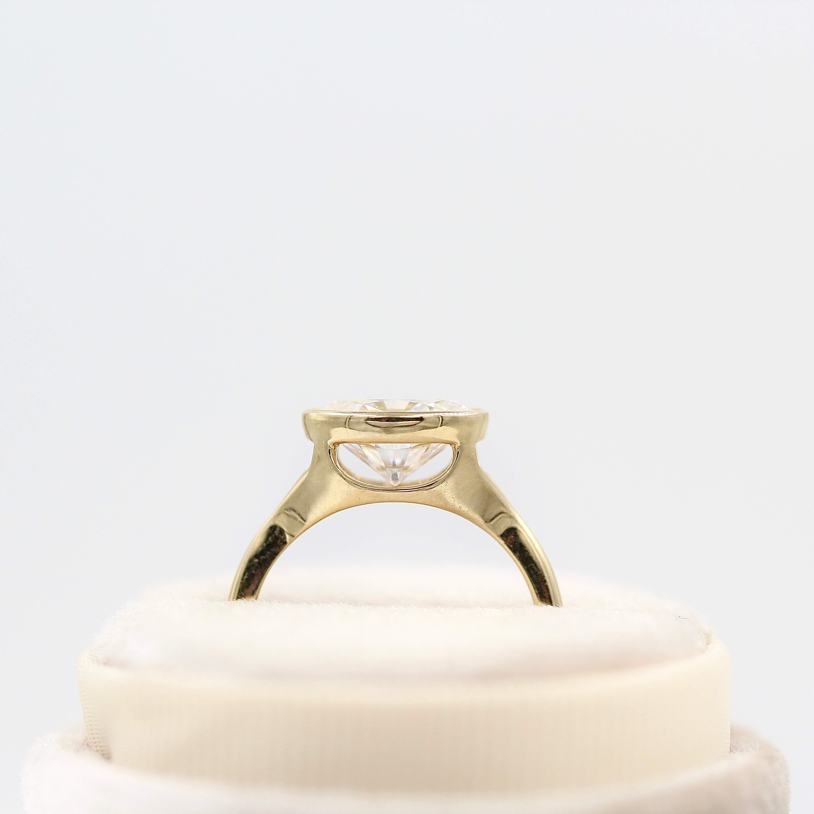 The Stevie Ring (East-West Oval) in Yellow Gold with 2ct Moissanite - Image 6