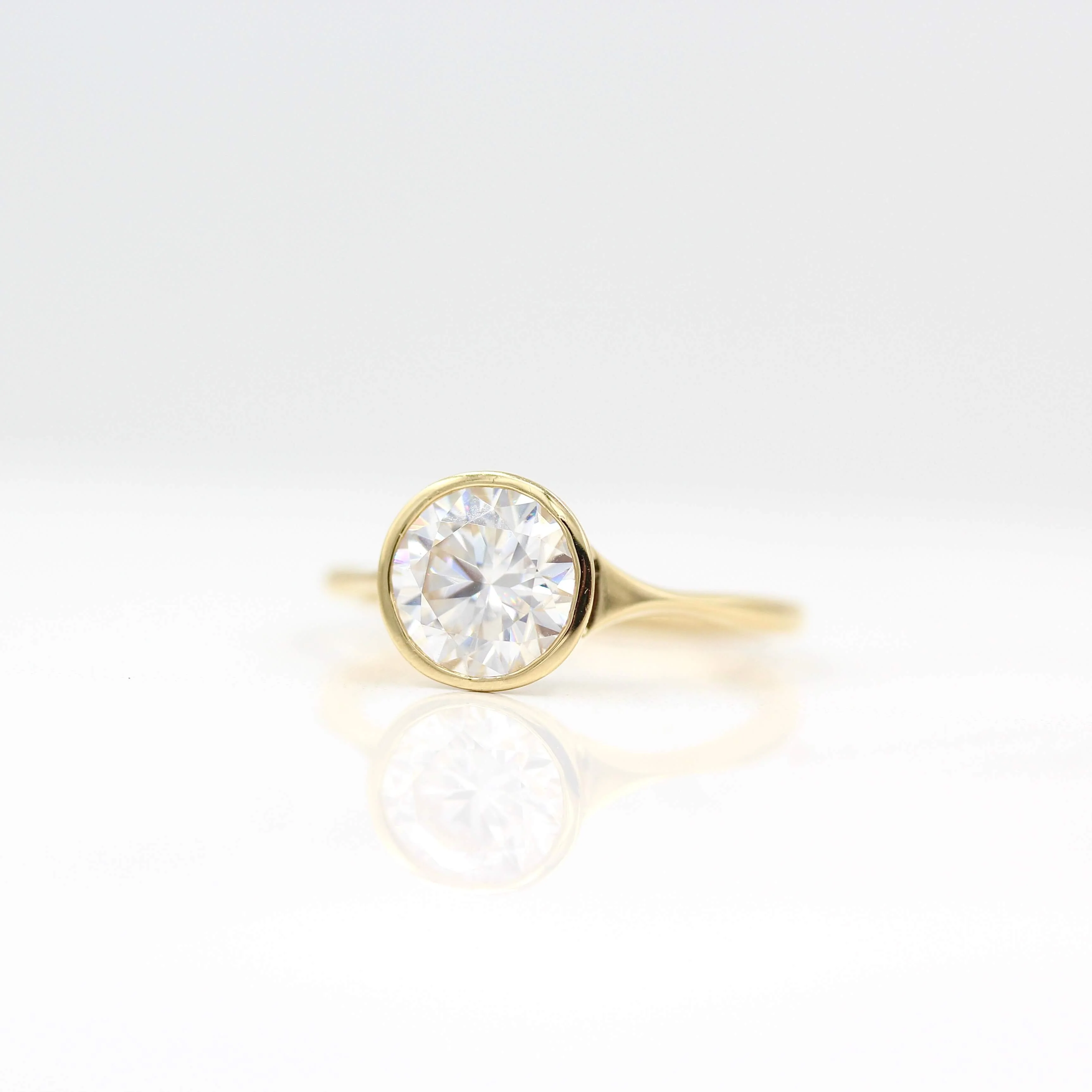 The Stevie Ring (Round) in Yellow Gold with 2ct Moissanite - Image 3