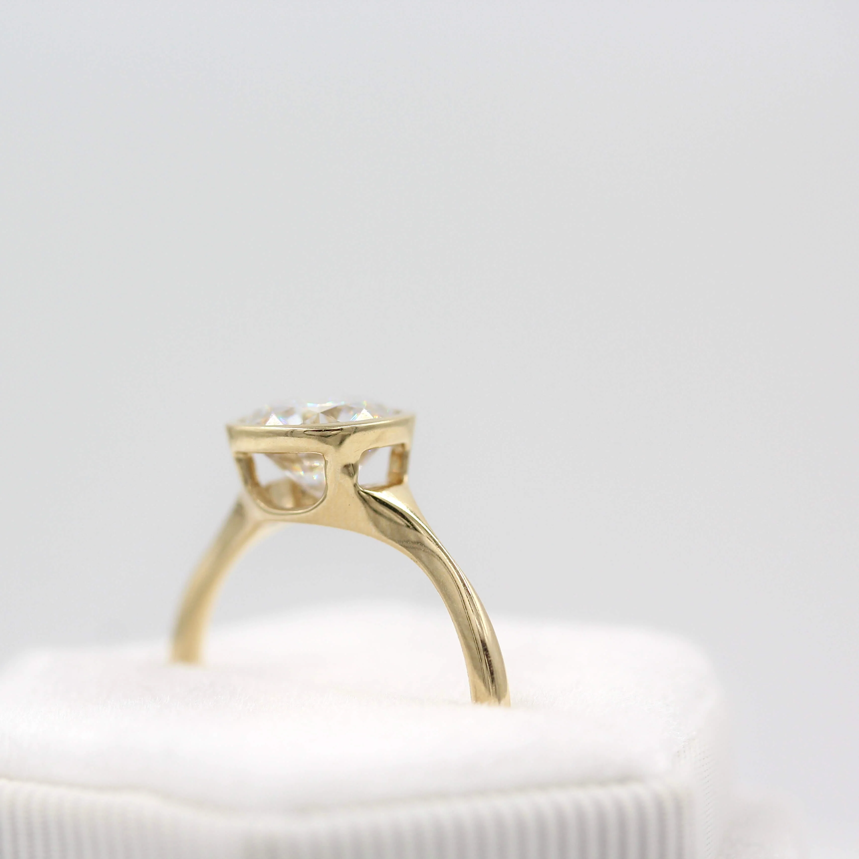 The Stevie Ring (Round) in Yellow Gold with 2ct Moissanite - Image 4