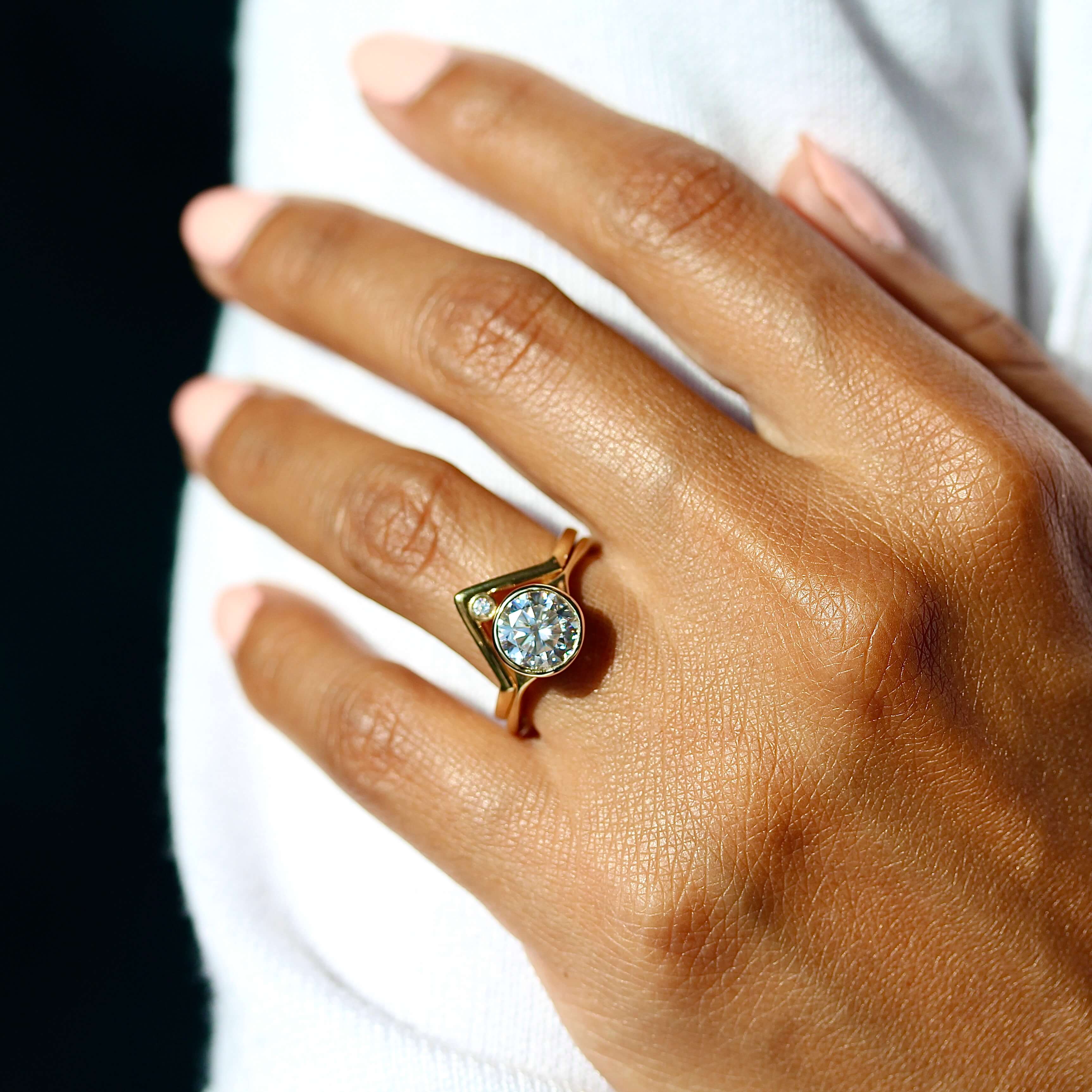 The Stevie Ring (Round) in Yellow Gold with 2ct Moissanite - Image 5