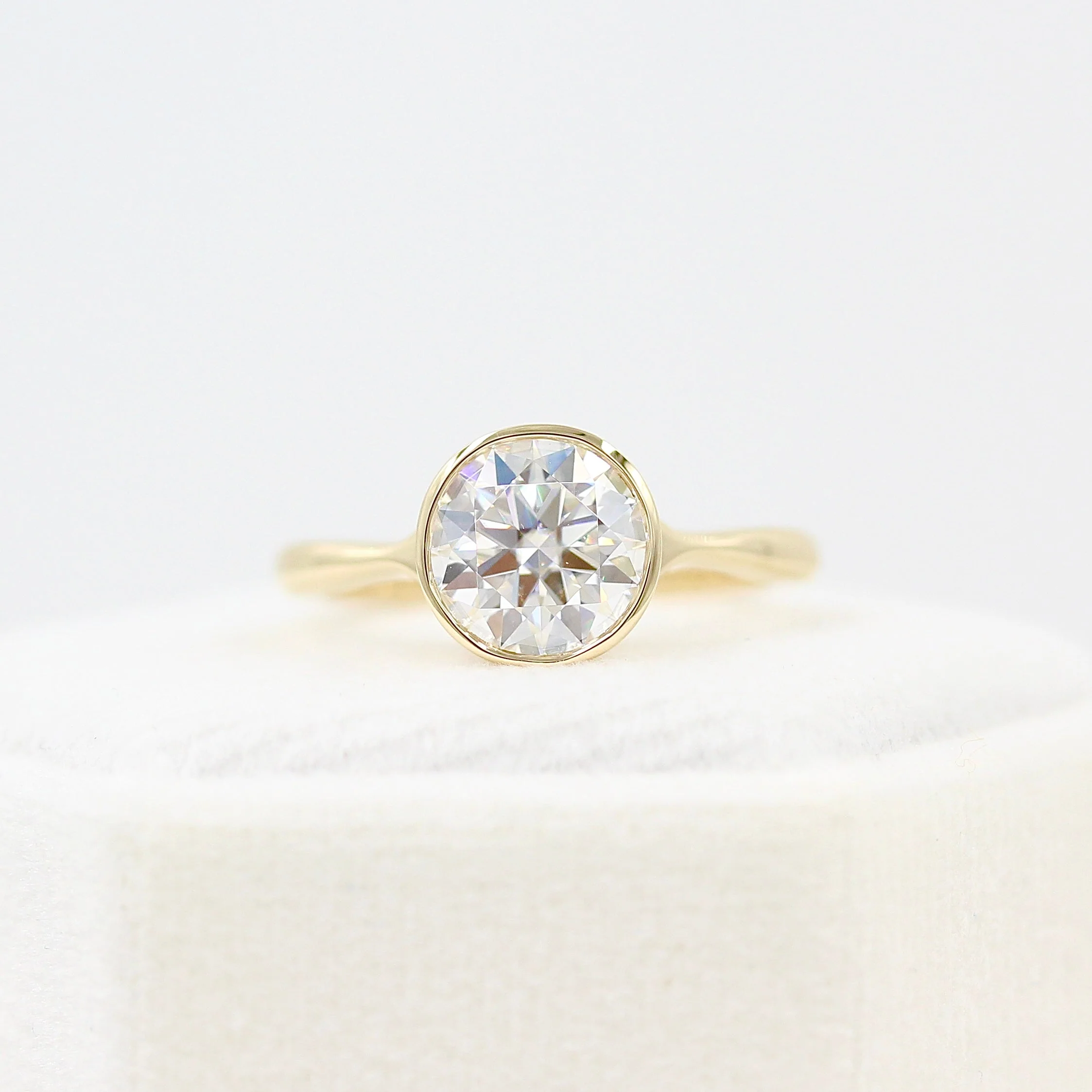 The Stevie Ring (Round) in Yellow Gold with 2ct Moissanite - Image 7